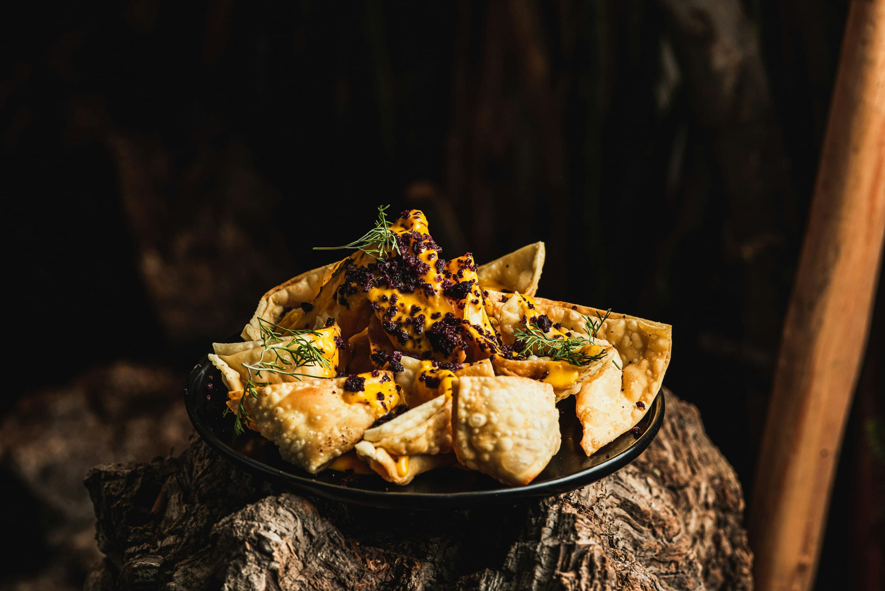 Plato de nachos con queso y toppings