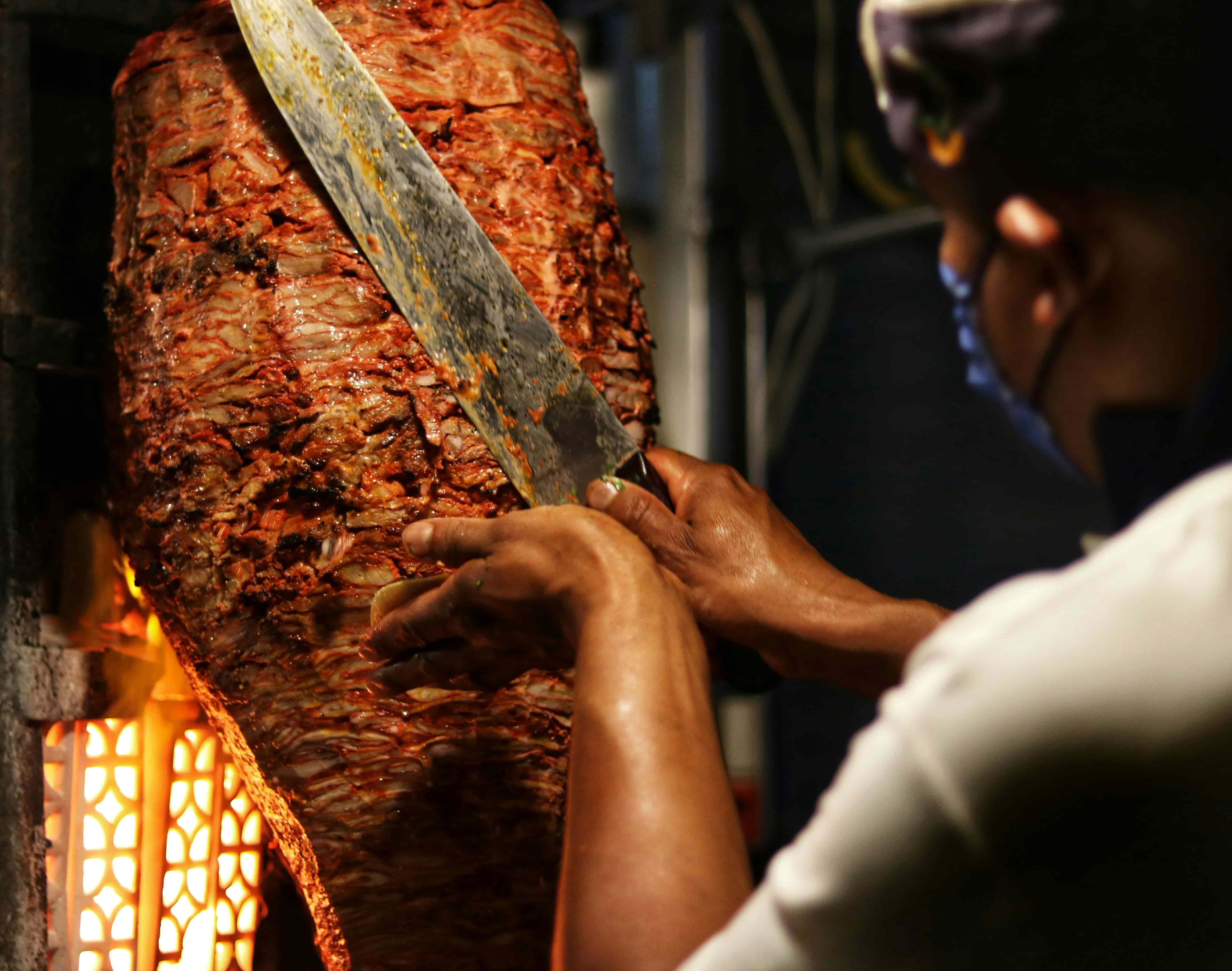 Trompo de carne al pastor girando